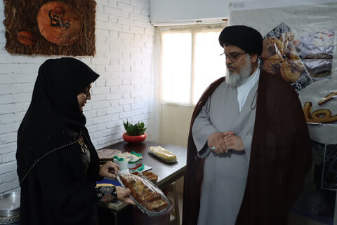 تصاویر/ حمایت امام جمعه بافق از شعار سال در بازدید از کارگاه های خانگی بانوان