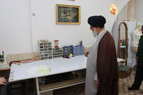 تصاویر/ حمایت امام جمعه بافق از شعار سال در بازدید از کارگاه های خانگی بانوان