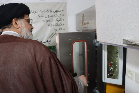 تصاویر/ حمایت امام جمعه بافق از شعار سال در بازدید از کارگاه های خانگی بانوان