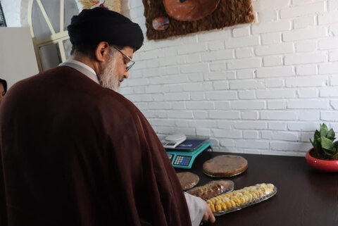 تصاویر/ حمایت امام جمعه بافق از شعار سال در بازدید از کارگاه های خانگی بانوان