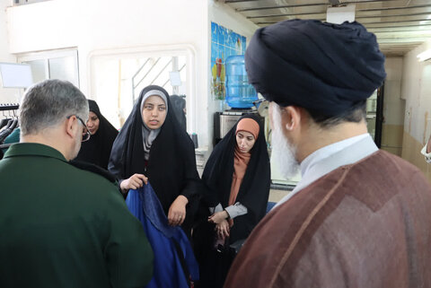 تصاویر/ حمایت امام جمعه بافق از شعار سال در بازدید از کارگاه های خانگی بانوان