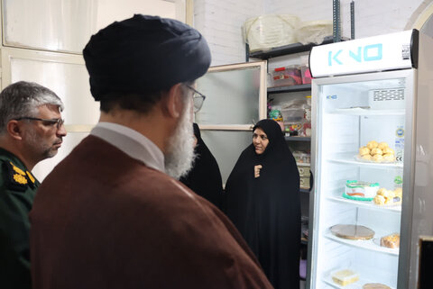 تصاویر/ حمایت امام جمعه بافق از شعار سال در بازدید از کارگاه های خانگی بانوان
