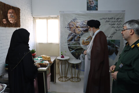 تصاویر/ حمایت امام جمعه بافق از شعار سال در بازدید از کارگاه های خانگی بانوان