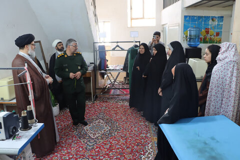 تصاویر/ حمایت امام جمعه بافق از شعار سال در بازدید از کارگاه های خانگی بانوان
