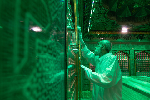 تصاویر/ غبارروبی مضجع مطهر امام رضا علیه‌السلام