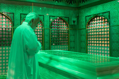 تصاویر/ غبارروبی مضجع مطهر امام رضا علیه‌السلام