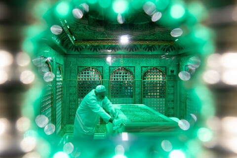 تصاویر/ غبارروبی مضجع مطهر امام رضا علیه‌السلام