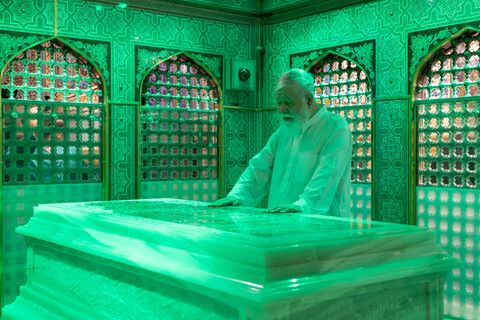 تصاویر/ غبارروبی مضجع مطهر امام رضا علیه‌السلام