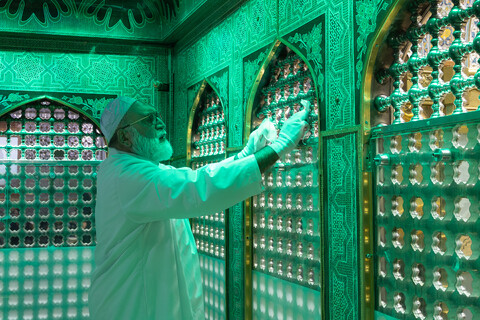 تصاویر/ غبارروبی مضجع مطهر امام رضا علیه‌السلام