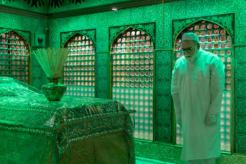 تصاویر/ غبارروبی مضجع مطهر امام رضا علیه‌السلام