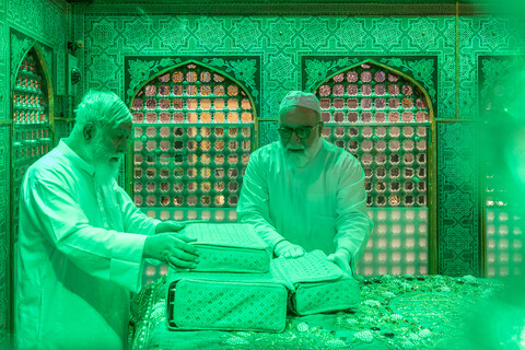 تصاویر/ غبارروبی مضجع مطهر امام رضا علیه‌السلام