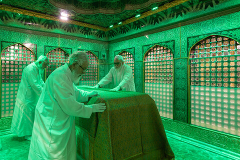 تصاویر/ غبارروبی مضجع مطهر امام رضا علیه‌السلام