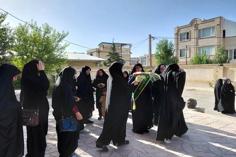 کاروان زیارتی طلاب مدرسه علمیه فاطمه الزهرا(س) دالاهو عازم مشهد مقدس شد+عکس