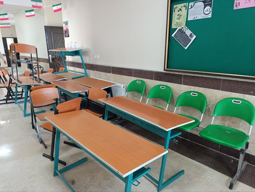 حضور جهادی طلاب مدرسه علمیه الزهراء(س) ایوان‌کی در ساماندهی فضای مدرسه ابتدایی شهدای خدمت شهر جدید