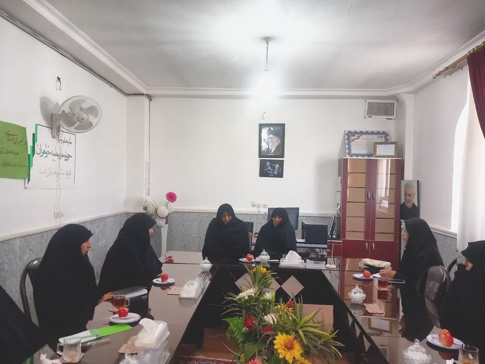 کرسی آزاداندیشی با موضوع چرایی از بین رفتن هویت بانوان در جامعه و جایگزینی نقش آنان در هویت