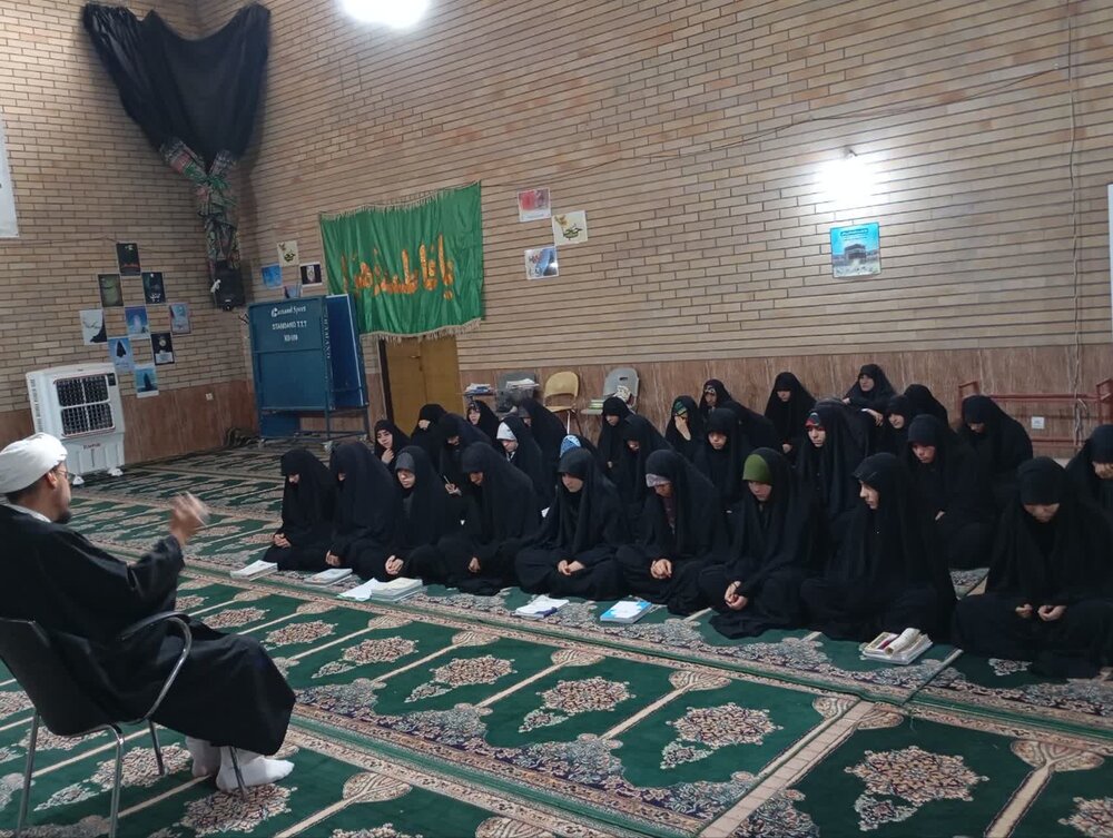 در جنگ نرم طلاب مسئولیت دفاع از اعتقادات مردم را بر عهده دارند+عکس