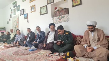 دیدار امام جمعه جم با خانواده شهدای بخش ریز+تصاویر