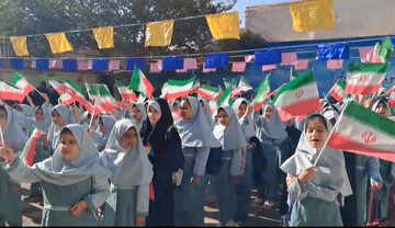 فیلم| پویش پرچم در اولین دبستان دخترانه صدرای یزد