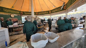 فیلم| خادمان مسیر اربعین در خدمت زائران رضوی؛ از موکب شهید سید میلاد تا چایخانه حرم امام رضا (ع)