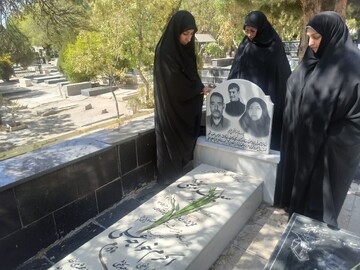 تصاویری از حضور طلاب بسیجی پایگاه نرجسیه مدرسه علمیه حضرت زهرا(س) سنجان در مزار شهدای فیجان