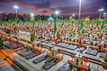 فیلم | غبارروبی و عطرافشانی گلزار شهدای کاشان