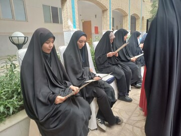 تصاویر/ برپایی محفل انس با قرآن کریم در ساوه به مناسبت هفته دفاع مقدس