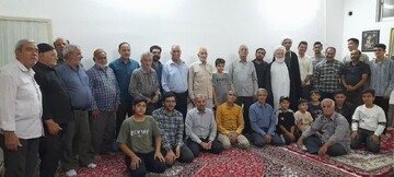 تجلیل امام جماعت مسجد فاطمیه(س) آران وبیدگل از خانواده طلبه شهید گوهری+عکس