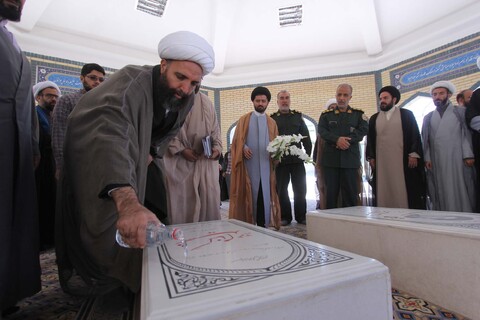 تصاویر| غبار روبی مزار شهدای گمنام توسط طلاب حوزه علمیه بیرجند