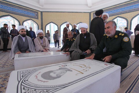 تصاویر| غبار روبی مزار شهدای گمنام توسط طلاب حوزه علمیه بیرجند