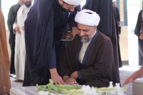 تصاویر| غبار روبی مزار شهدای گمنام توسط طلاب حوزه علمیه بیرجند