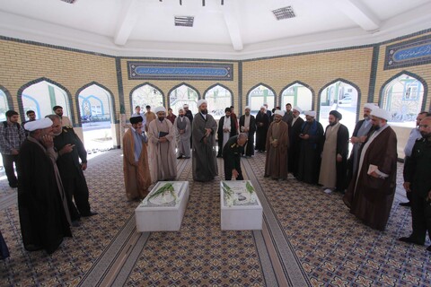 تصاویر| غبار روبی مزار شهدای گمنام توسط طلاب حوزه علمیه بیرجند