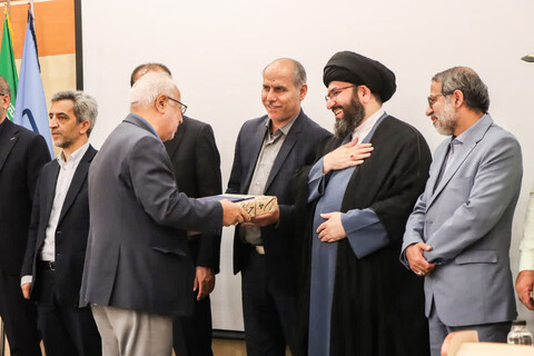 تصاویر/ بزرگداشت هفته دفاع مقدس و تجلیل از خانواده شهدای زنجان