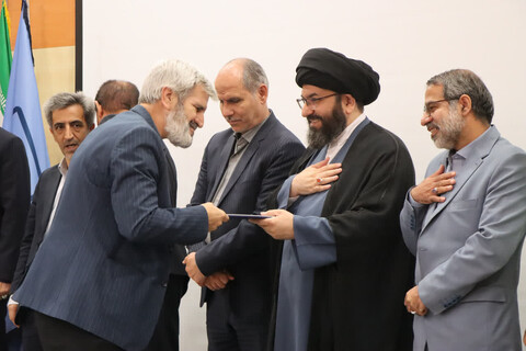 تصاویر/ بزرگداشت هفته دفاع مقدس و تجلیل از خانواده شهدای زنجان