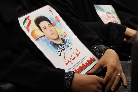 تصاویر/ بزرگداشت هفته دفاع مقدس و تجلیل از خانواده شهدای زنجان