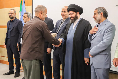 تصاویر/ بزرگداشت هفته دفاع مقدس و تجلیل از خانواده شهدای زنجان