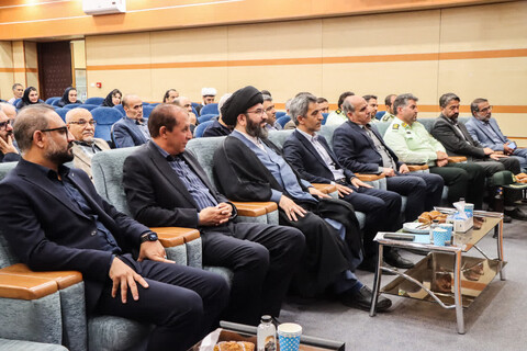 تصاویر/ بزرگداشت هفته دفاع مقدس و تجلیل از خانواده شهدای زنجان