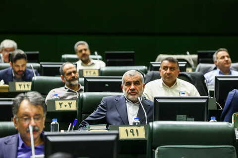 تصاویر/ حضور خادمان حرم حضرت عبدالعظیم حسنی(ع) در صحن علنی مجلس