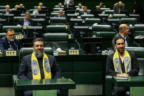 تصاویر/ حضور خادمان حرم حضرت عبدالعظیم حسنی(ع) در صحن علنی مجلس
