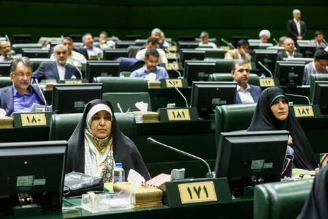 تصاویر/ حضور خادمان حرم حضرت عبدالعظیم حسنی(ع) در صحن علنی مجلس