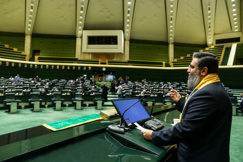 تصاویر/ حضور خادمان حرم حضرت عبدالعظیم حسنی(ع) در صحن علنی مجلس