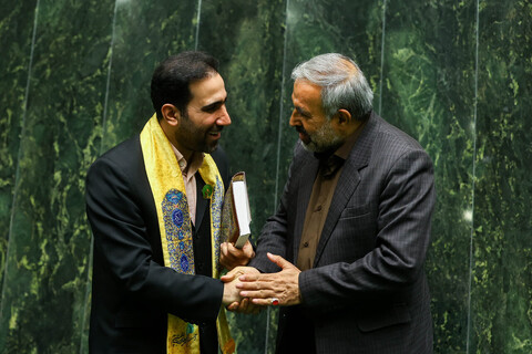 تصاویر/ حضور خادمان حرم حضرت عبدالعظیم حسنی(ع) در صحن علنی مجلس