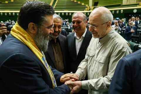 تصاویر/ حضور خادمان حرم حضرت عبدالعظیم حسنی(ع) در صحن علنی مجلس