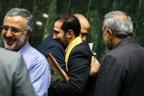 تصاویر/ حضور خادمان حرم حضرت عبدالعظیم حسنی(ع) در صحن علنی مجلس