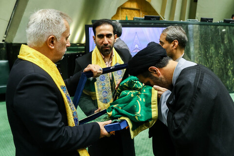 تصاویر/ حضور خادمان حرم حضرت عبدالعظیم حسنی(ع) در صحن علنی مجلس