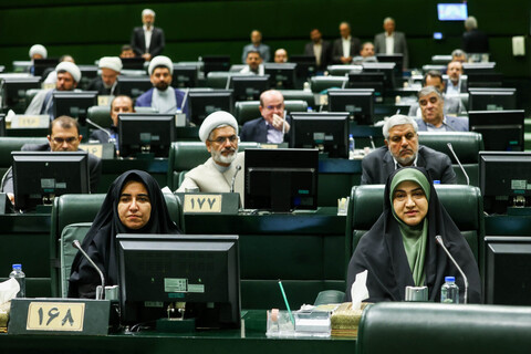 تصاویر/ حضور خادمان حرم حضرت عبدالعظیم حسنی(ع) در صحن علنی مجلس