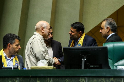 تصاویر/ حضور خادمان حرم حضرت عبدالعظیم حسنی(ع) در صحن علنی مجلس