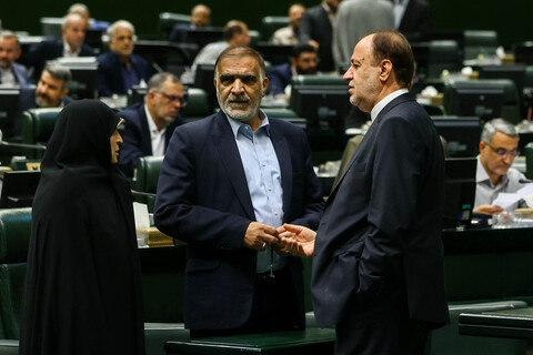 تصاویر/ حضور خادمان حرم حضرت عبدالعظیم حسنی(ع) در صحن علنی مجلس