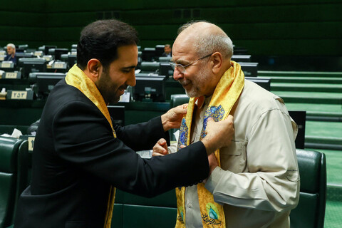 تصاویر/ حضور خادمان حرم حضرت عبدالعظیم حسنی(ع) در صحن علنی مجلس