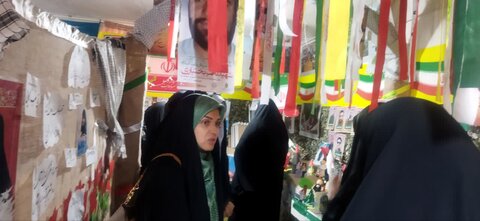 تصاویر/بازدید طلاب مدرسع علمیه کوثر زرندیه از نمایشگاه دفاع مقدس