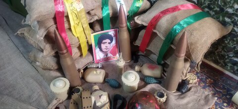 تصاویر/بازدید طلاب مدرسع علمیه کوثر زرندیه از نمایشگاه دفاع مقدس